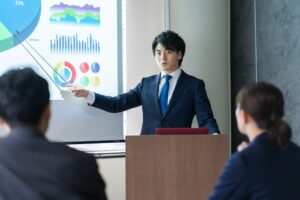 プレゼンテーションをする若い日本人ビジネス