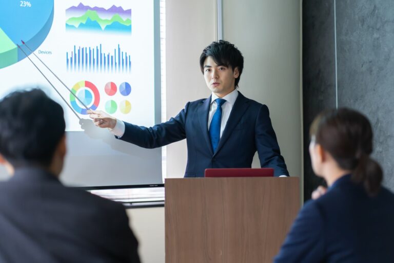 プレゼンテーションをする若い日本人ビジネス